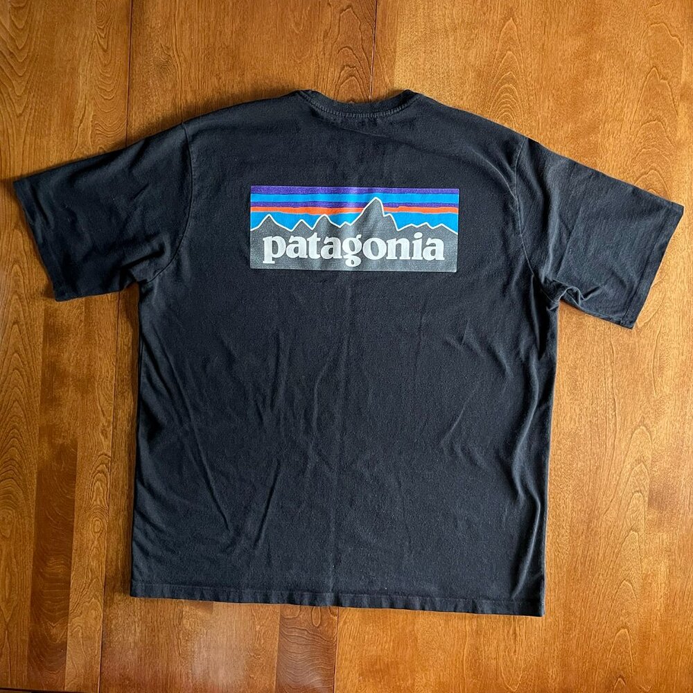 Patagonia black logo T-shirt L